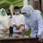 Gubernur Jawa Timur Khofifah Indar Parawansa saat menandatangani prasasti peresmian Asrama Gunung Jati Institut KH. Abdul Chalim Pacet Mojoketo disaksikan Gus Barra dan Ikfina Fahmawati dan Prof. Dr. KH. Asep Saifuddin Chalim, M.Ag, Selasa (29/7/2020). foto: MMA/ bangsaonline.com