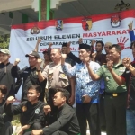 Jajaran Kapolsek, Camat, PPK Senori, dan perwakilan dari paguyuban pencak silat dan komunitas motor usai deklarasi damai.