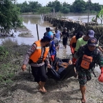 Jasad korban dievakasi oleh petugas Polres Bojonegoro.