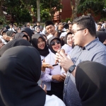 Bupati Kediri Hanindhito Himawan Pramana menyapa ratusan P3K yang baru saja menerima SK pengangkatan. Foto: Ist.