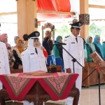 Bupati Situbondo, Karna Suswandi, saat melantik 3 kepala desa hasil PAW periode 2023-2025.