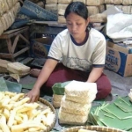 Warga di Bondowoso sedang menyiapkan ketela pohon untuk bahan tape. 