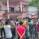 Suasana demo di depan Kantor Disperindag Pamekasan.