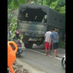 Kondisi truk saat nyungsep ke selokan.