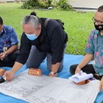 Ketua FPRB Kabupaten Kediri, dr. Ari Purnomo Adi (tengah) didampingi pengurus lainnya, Saifuddin Zuhri dan Rudi, saat memaparkan rencana pembentukan TSBD di seluruh desa di Kabupaten Kediri. foto: MUJI HARJITA/ BANGSAONLINE