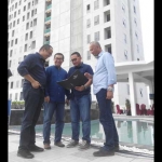 MENJULANG: Boy Arifin (paling kiri) berbincang mengenai ground breaking Tower Beatus dengan latar belakang bangunan Tower Fortuna di lokasi Apartemen Tamansari Prospero, Sabtu (12/11) sore. foto: mustain/ bangsaonline