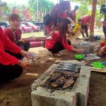 Bakar-bakar ikan di Kantor DPC PDIP Trenggalek. foto: HERMAN/ BANGSAONLINE