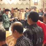  Bupati Gresik Sambari HR saat mengambil sumpah 110 pejabat yang dilantik, Jumat (5/10) lalu.