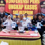 Kapolresta Sidoarjo Kombes Pol. Sumardji menunjukkan barang bukti berupa bahan baku pembuatan pupuk palsu kepada wartawan, Selasa (25/2/2020) pagi.