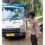 Truk bermuatan semen yang terguling di Desa Ambender Kecamatan Pegantenan, Pamekasan.