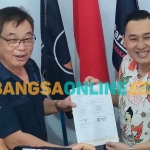 Ketua DPD NasDem Kota Kediri, Adi Suwono (kiri), saat menerima formulir pendaftaran dari Ketua DPD PSI Kota Kediri, Ronny Siswanto. Foto: MUJI HARJITA/BANGSAONLINE