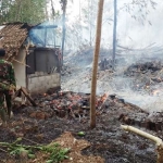 Kondisi rumah Ponatin yang hangus tinggal menyisakan puing-puing.