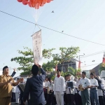 Siswa SMK NU Plus Sidoarjo saat melepas burung ketika hari pertama MPLS. Foto: Ist