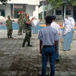 Dandim 0805/Ngawi, Letkol (Inf) Adi Wirawan, saat meninjau giat Tracing dan Testing Antigen di SMAN 1 Ngawi.