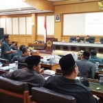 Suasana paripurna DPRD Gresik membahas interpelasi Banjir Kali Lamong. foto: SYUHUD/ BANGSAONLINE