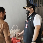 Bupati Kediri Mas Dhito didampingi Plt Kepala Dinas Koperasi dan Usaha Mikro Mamiek Amiyati, dan Camat Plosoklaten Subur, saat meninjau produk kerajinan dari pelaku UMKM. foto: MUJI HARJITA/ BANGSAONLINE