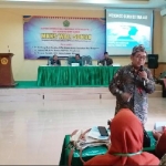 Dr. Jumino, M.M., M.Pd. saat memberikan materi dengan tema pendidikan di era industri 4.0.