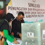 Simulasi pemungutan suara yang dilakukan KPU Pacitan. foto: YUNIARDI S/ BANGSAONLINE