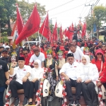 Eri-Armuji didampingi istri menggunakan becak, berangkat ke kantor KPU Surabaya. Foto: M Sulthon Neagara/BANGSAONLINE