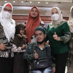 Wabup Aminatun Habibah didampingi Plt. Kepala Dinas KBPPPA Ummi Khoiroh bersama anak berkebutuhan khusus saat hadiri Komunitas Anak Gresik (KAG) Videography Kompetition 2022. Foto: ist.