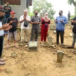 Keluarga saat berdoa di makam almarhum Saputra Firbiansyah. foto: ist.