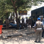 Satpol PP Kota Batu saat melakukan pembersihan di Jalan Sultan Agung