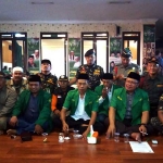 Ketua PW GP Ansor Jatim Rudi Triwahid (tiga dari kiri) ditemani Sekretaris PW GP Ansor Jatim Ahmad Tamim, Ketua PCNU Kota Surabaya Alaik S Hadi serta beberapa anggota Ansor-Banser. foto: yudi a/ bangsaonline