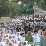 Ribuan santri saat ikut kirab melewati bundaran ringin contong Jombang, Sabtu (22/10) pagi.  foto: RONY SUHARTOMO/ BANGSAONLINE