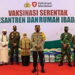 Forkopimda Jombang pantau vaksinasi santri Ponpes Bahrul Ulum Tambakberas. (foto: ist)