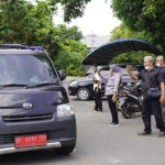 Plt Kepala BPBD Kabupaten Kediri, Slamet Turmudi (kanan), saat meninjau pemberangkatan bantuan untuk korban erupsi Semeru ke Lumajang. Foto: Ist