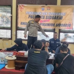 Petugas dari Polresta Sidoarjo saat memeriksa kesehatan insan pers di balai wartawan.