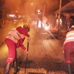 Tak hanya siang, malam pun petugas berjibaku melakukan pengaspalan  di sejumlah ruas jalan di Kota Batu.