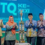 Wakil Bupati Gresik, Aminatun Habibah (dua dari kiri) saat penutupan MTQ ke XXXI di Lapangan Gembus, Kecamatan Bungah. Foto: Ist