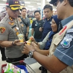 Kapolres, Dinkes, dan Diskoperindag menyita mamin kedaluwarsa di Supermarket Samudra.