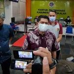 Kepala Kantor Badan Pertahanan Nasional (BPN) Kabupaten Bangkalan Muhammad Tansri mengimbau masyarakat melakukan pelayanan secara mandiri di Kantor BPN Bangkalan. (foto: ist)