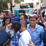 Cawapres no.2, Sandiaga Uno diserbu emak-emak saat kampanye di tempat cangkruk anak muda.