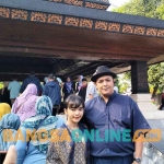 Putera Sukarno Al Hadad didampingi istri saat berada di Makam Bung Karno, Kota Blitar. Foto: AKINA NUR ALANA/BANGSAONLINE