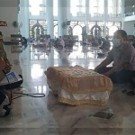 Dr KH M Sujak, Kepala Badan Pengelola Masjid Nasional Al-Akbar Surabaya saat menuntun ikrar dua kalimat syahadat Daniel Soedjatmiko usai salat jamaah Jumat (18/7/2021). Foto: mma/ bangsaonline.com