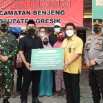 Direktur Keuangan dan Umum Petrokimia Gresik, Budi Wahju Soesilo menyerahkan bantuan secara simbolis kepada Bupati Gresik, Fandi Akhmad Yani di Desa Gluran Ploso, Kecamatan Benjeng. Foto: SYUHUD/ BANGSAONLINE.com