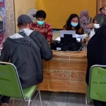 Petugas saat memberi pelayanan urus perizinan dengan sistem online. Foto: Ist