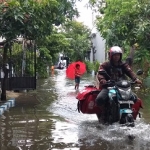 Perumahan Taman Surya Agung yang terendam banjir selama empat hari tak surut. foto: CATUR ANDY/ BANGSAONLINE 