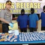 TANGKAP. Tiga pengedar obat daftar G dan double L berhasil ditangkap tim Reskoba Polres Bojonegoro. Foto: Eky Nurhadi/BANGSAONLINE