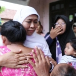 Gubernur Khofifah saat menemui korban banjir di Gresik. Foto : ist