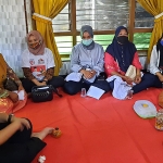 Calon Bupati Kediri Hanindhito Himawan Pramono saat dicurhati emak-emak pelaku usaha UMKM Desa Karangtalun, Kecamatan Kras. (foto: MUJI HARJITA/ BANGSAONLINE)