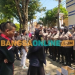 Orator dari Forum Mahasiswa Sampang saat menyampaikan aspirasinya terkait kasus pelecehan seksual di DPRD. Foto: MUTAMMIM/BANGSAONLINE