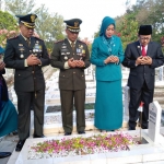 Wali Kota Malang Drs. H. Sutiaji didampingi istri Widayati Sutiaji, bersama Wawali Ir. H. Sofyan Edi Jarwoko, Danrem 083 Kol. Inf. Zaenudin, serta petinggi TNI AD lainnya saat berziarah ke TMP di Jalan Veteran Kota Malang.