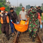 Petugas mengevakuasi jenazah korban ke rumah sakit.