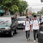 Rio dan Nanda saat berjalan menyusuri jalanan di Kota Kediri menuju Jakarta. Foto: Ist