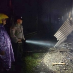 Petugas saat berada di lokasi kandang ayam yang terbakar. Foto: Ist.