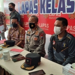 Konferensi pers di Lapas Tuban, Jumat (13/8/2021). (foto: ist)